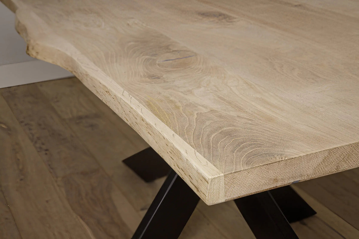 Eiken boomstam salontafel tafelblad afwerking x-frame poten