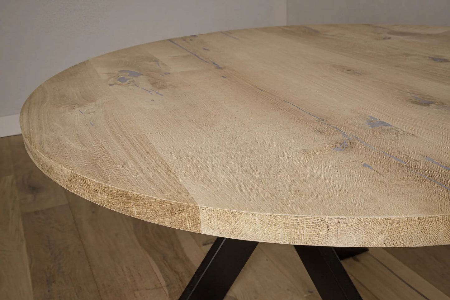 Eiken ronde salontafel dichtbij tafelblad