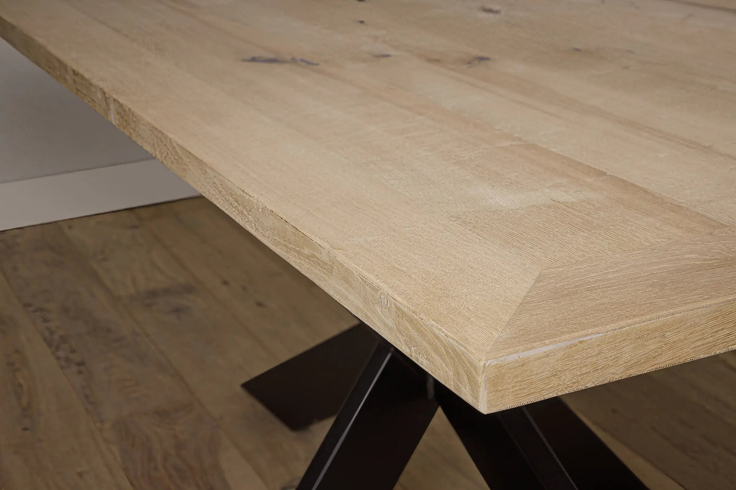 Eiken kader eettafel tafelblad afwerking en matrix-frame poten