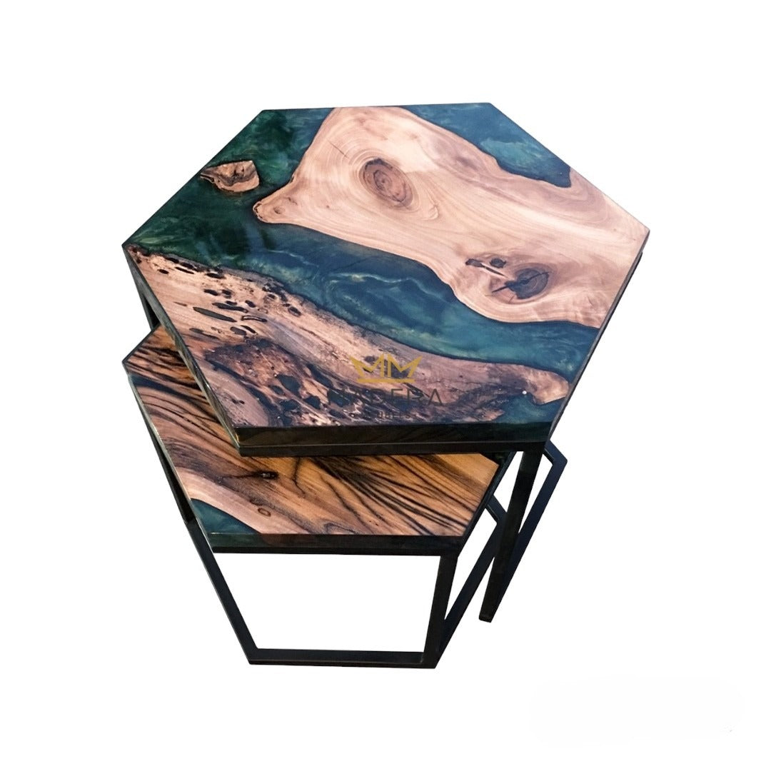 Loki epoxy hexagon bijzettafel transparant en metallic epoxy en walnoothout half ingeschoven