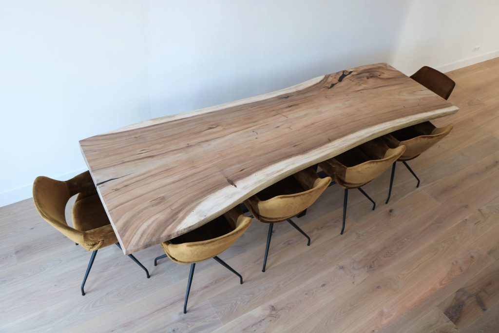 Suar boomstam eettafel stoelen aan een zijde