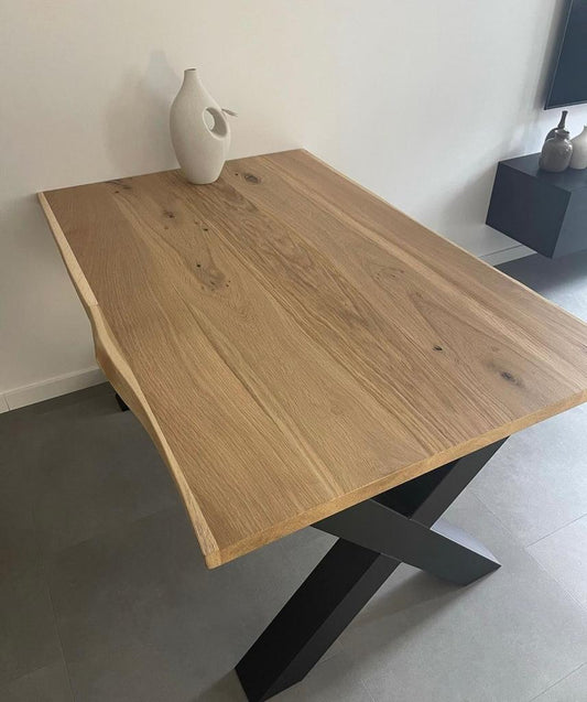 Eiken boomstam salontafel tegen muur