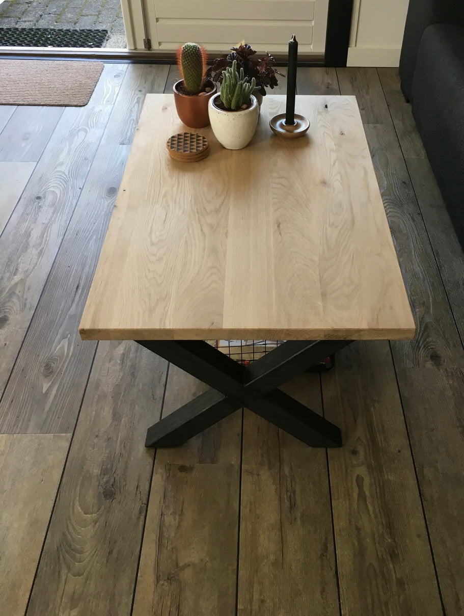 Eiken rechte salontafel x-frame zijkant