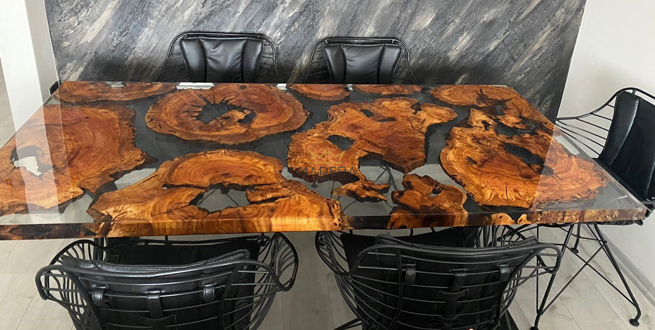 LEO transparant epoxy en olijf eettafel met vijf stoelen zijkant
