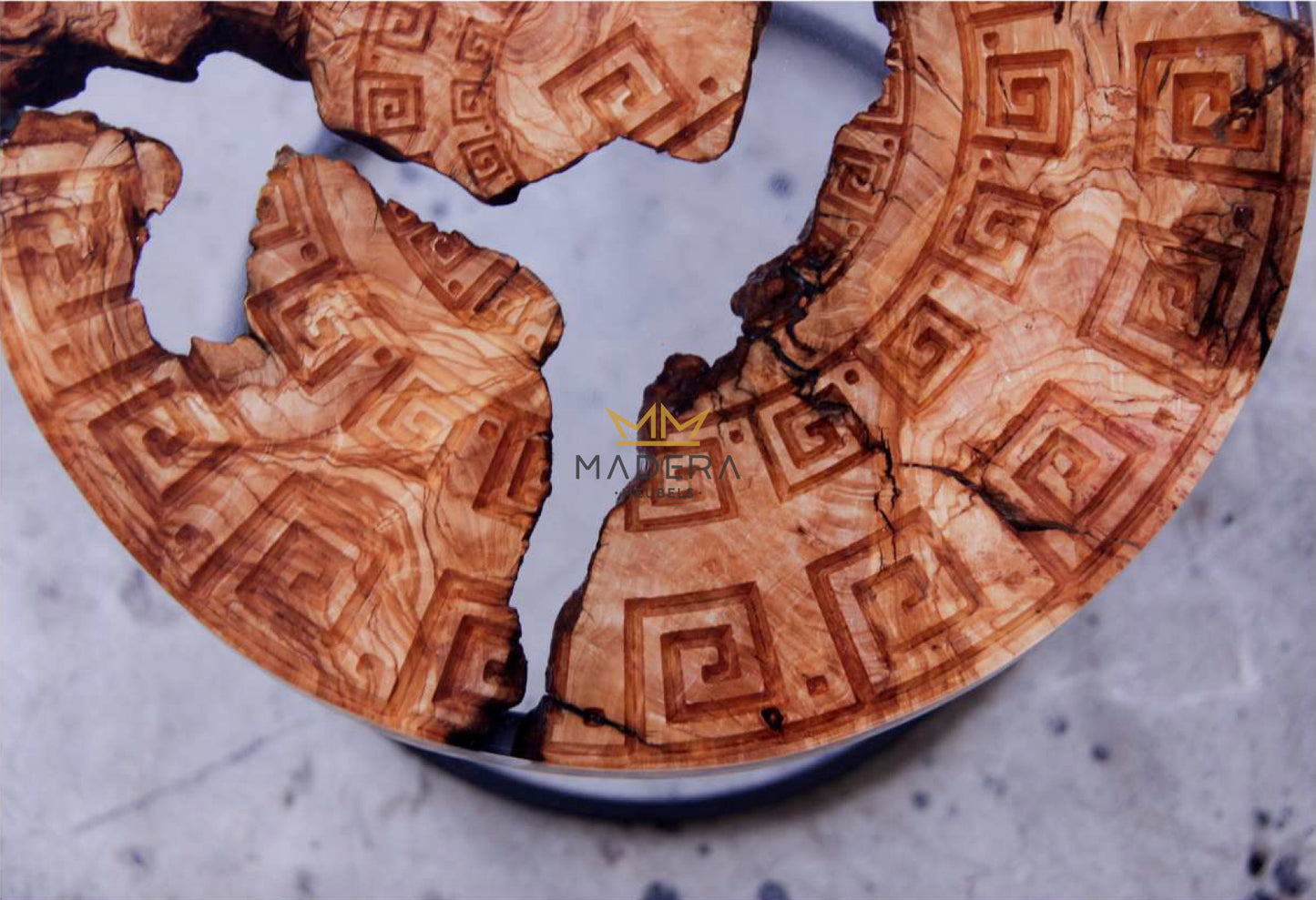 Olympus epoxy bijzettafel met epoxyhard en olijfhout met griekse mythische geschiedenis patroon details