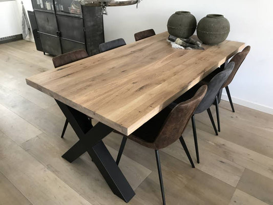 Eiken rechte eettafel met x-frame poten en zes stoelen zijkant