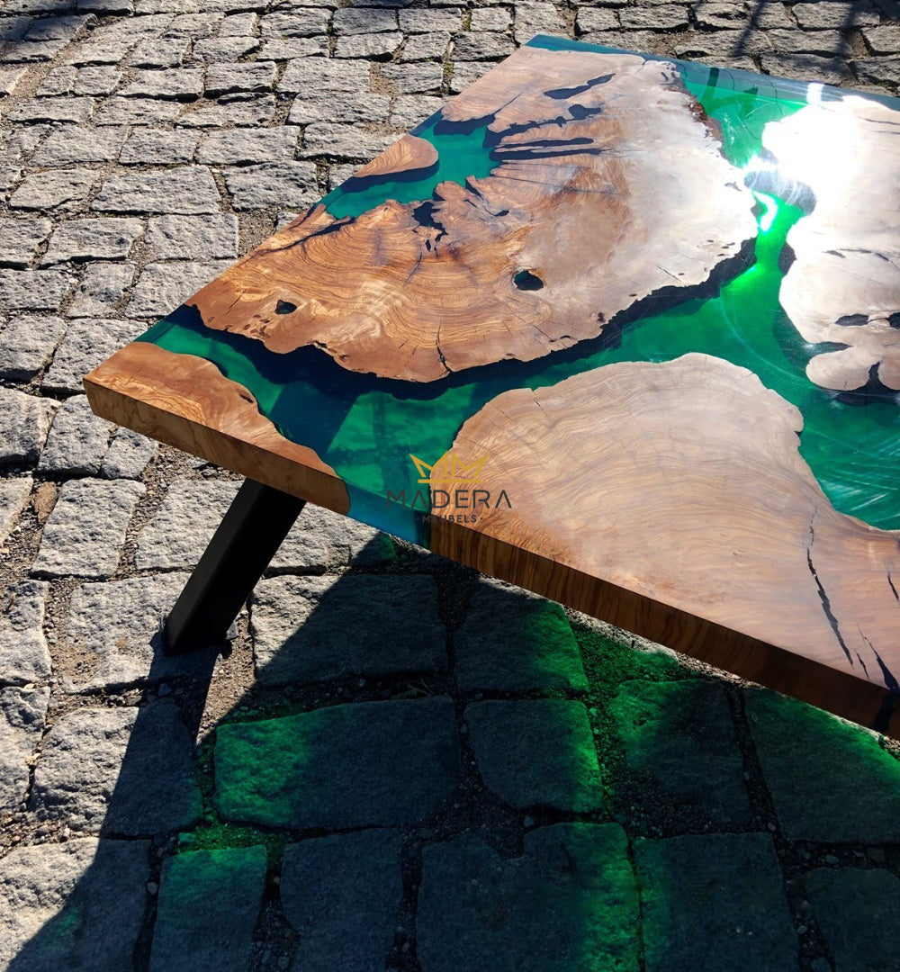 Stonz smaragd groene epoxy salontafel met olijfhout buiten met zonlicht