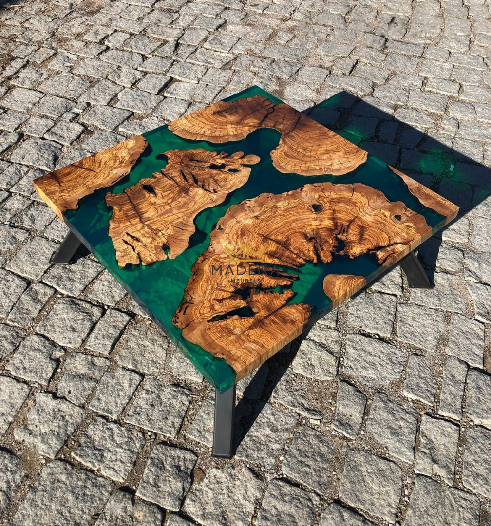 Stonz smaragd groene epoxy salontafel met olijfhout met zonlicht