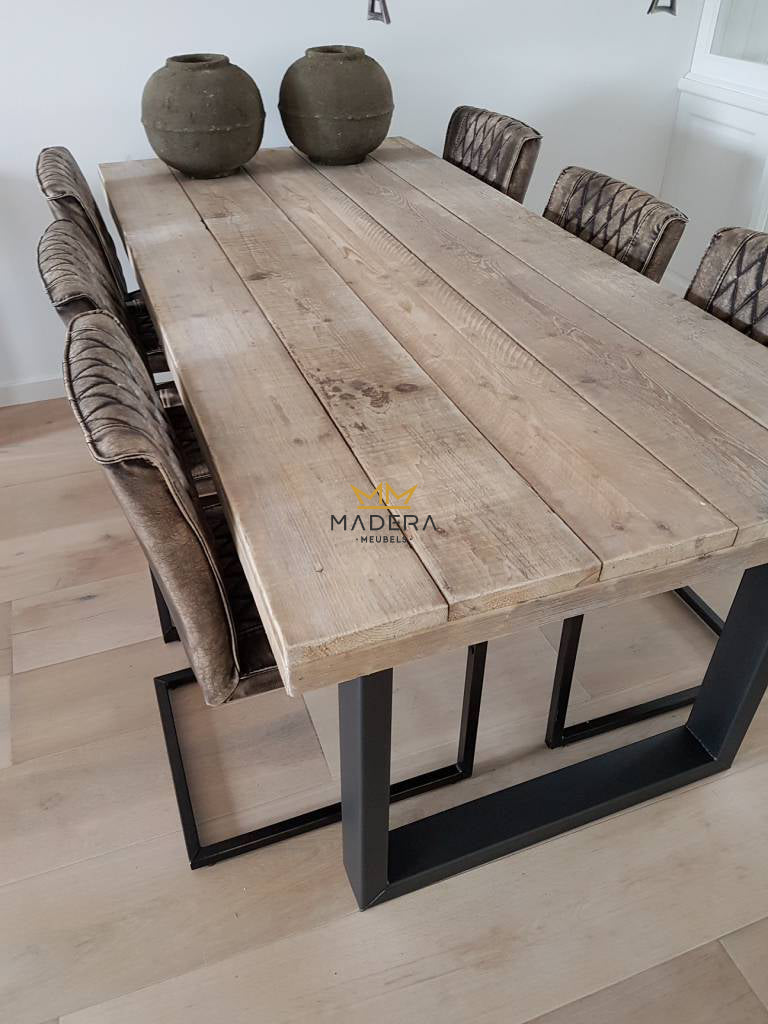 Eettafel van steigerhout met u-frame poten bovenkant