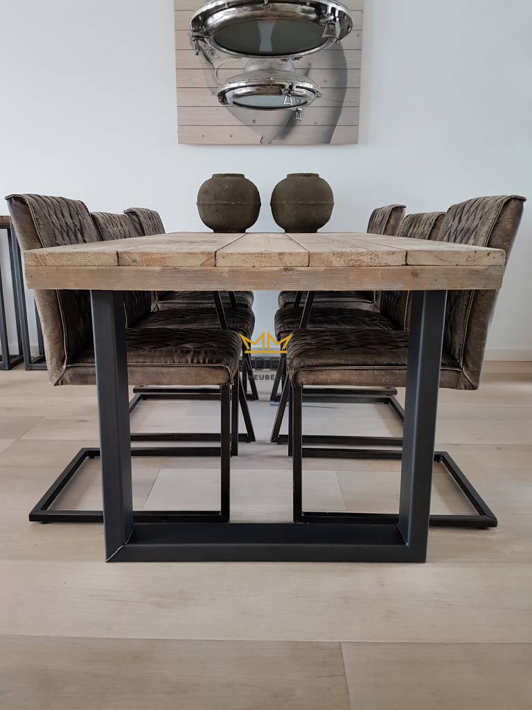 Eettafel van steigerhout met u-frame poten zijkant