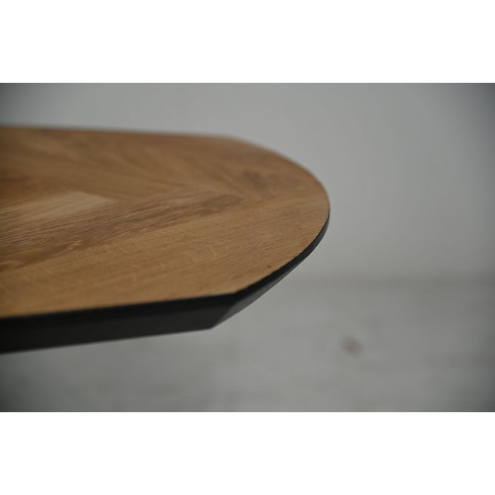 Bruin eikenhout ovale eettafel met vissengraat patroon met zwarte matrix-frame poten afwerking tafelblad