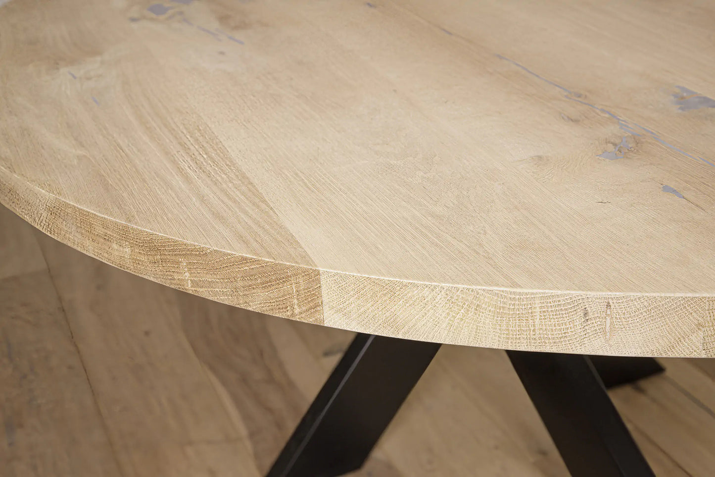 Ovale eiken tafel met grote poot tafelblad patroon