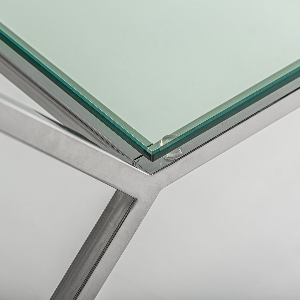 Afwerking transparant blad onderzijde salontafel met blad van gehard glas met marmereffect