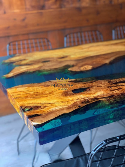Rechte blue epoxy eettafel met olijfhout tafelblad hoek