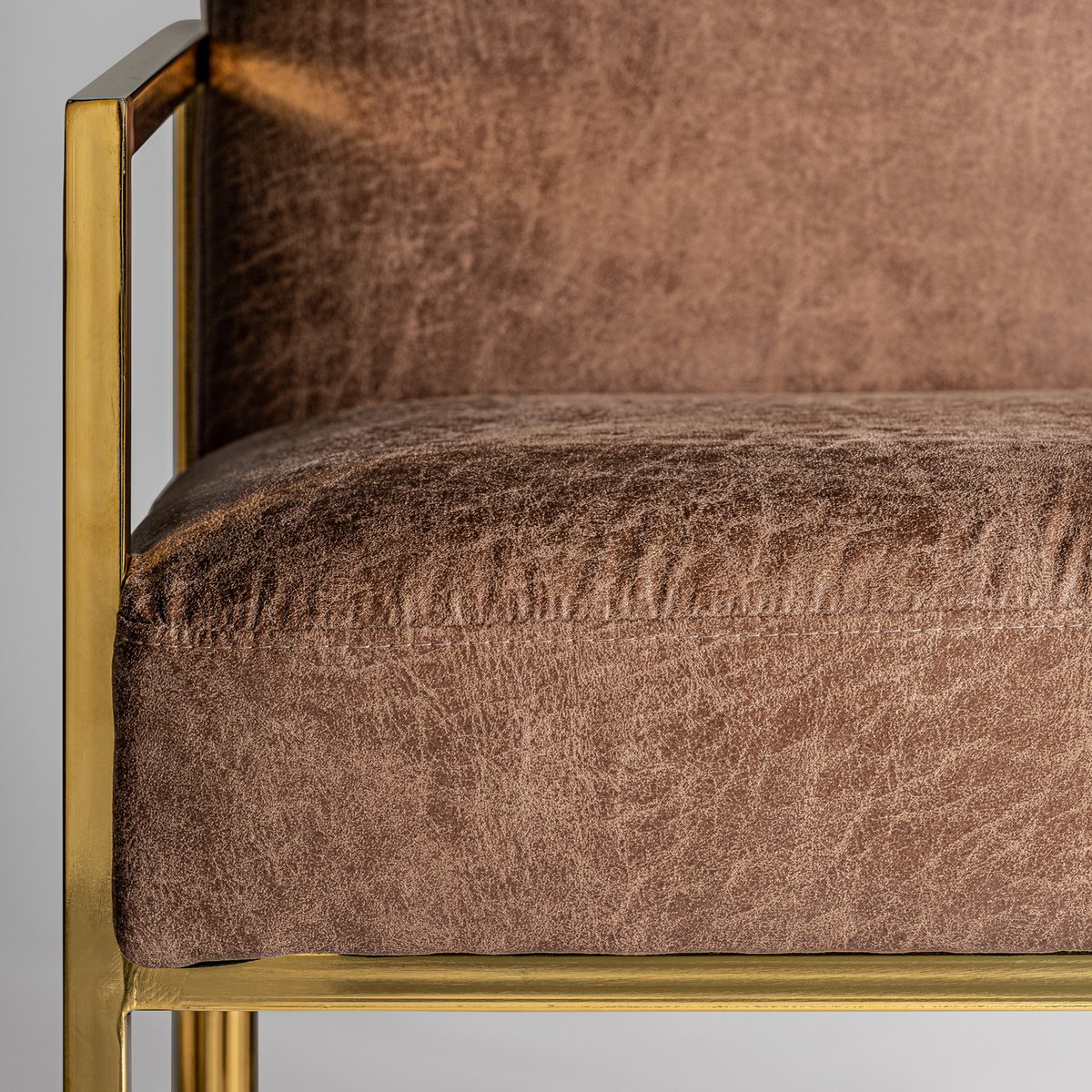 Brooklyn fauteuil met goudkleurige metalen poten bekleed met een zacht imitatieleer in metallic bronskleur stof 