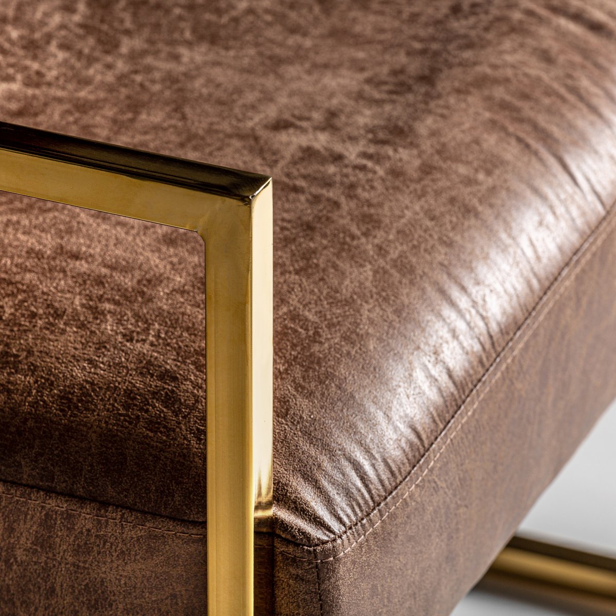 Brooklyn fauteuil met goudkleurige metalen poten bekleed met een zacht imitatieleer in metallic bronskleur afwerking