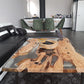 Epoxy salontafel van horizontaal gezaagde boomstronken met afwerking kristalachtige glans in kamer zijkant