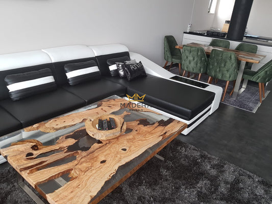 Epoxy salontafel van horizontaal gezaagde boomstronken met afwerking kristalachtige glans