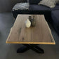 Eiken boomstam salontafel x-frame onderstel in woonkamer