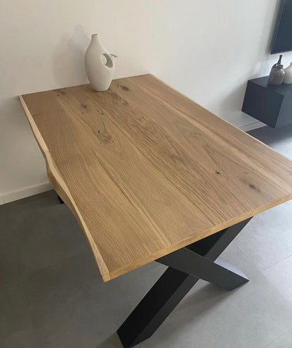 Eiken boomstam salontafel tegen muur
