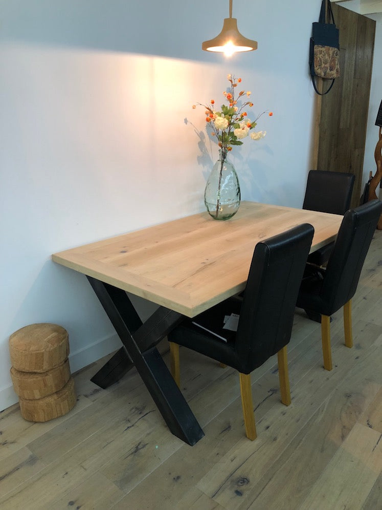 Eiken kader eettafel x-frame poten drie stoelen