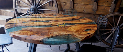 Ronde emerald blue epoxy eettafel van olijfhout tafelblad glans