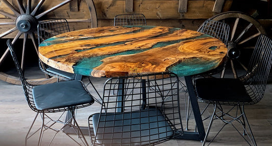 Ronde emerald blue epoxy eettafel van olijfhout met zes stoelen