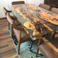Rechte epoxy eettafel met olijfhout en zes stoelen zijkant