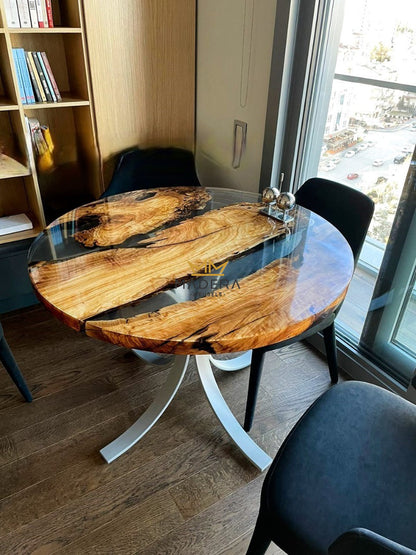 Ronde epoxy eettafel met olijfhout met zilveren poten 
