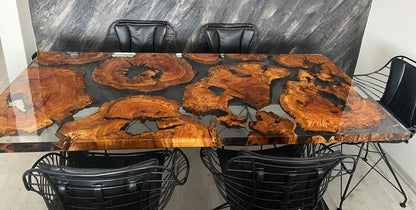 LEO transparant epoxy en olijf eettafel met vijf stoelen zijkant