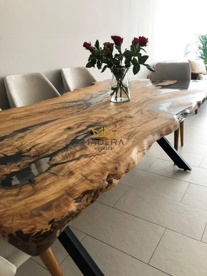 Live Edge olijf boomstam epoxy tafel met vier stoelen glans