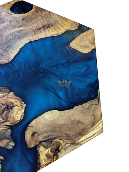Loki epoxy hexagon bijzettafel metallic sapphire epoxy en walnoothout tafelblad details