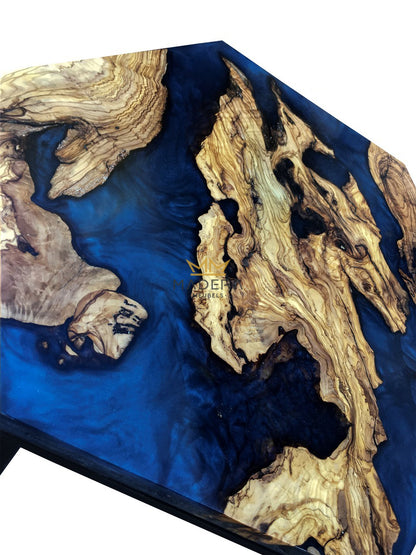 Loki epoxy hexagon bijzettafel metallic sapphire epoxy en walnoothout tafelblad ontwerp
