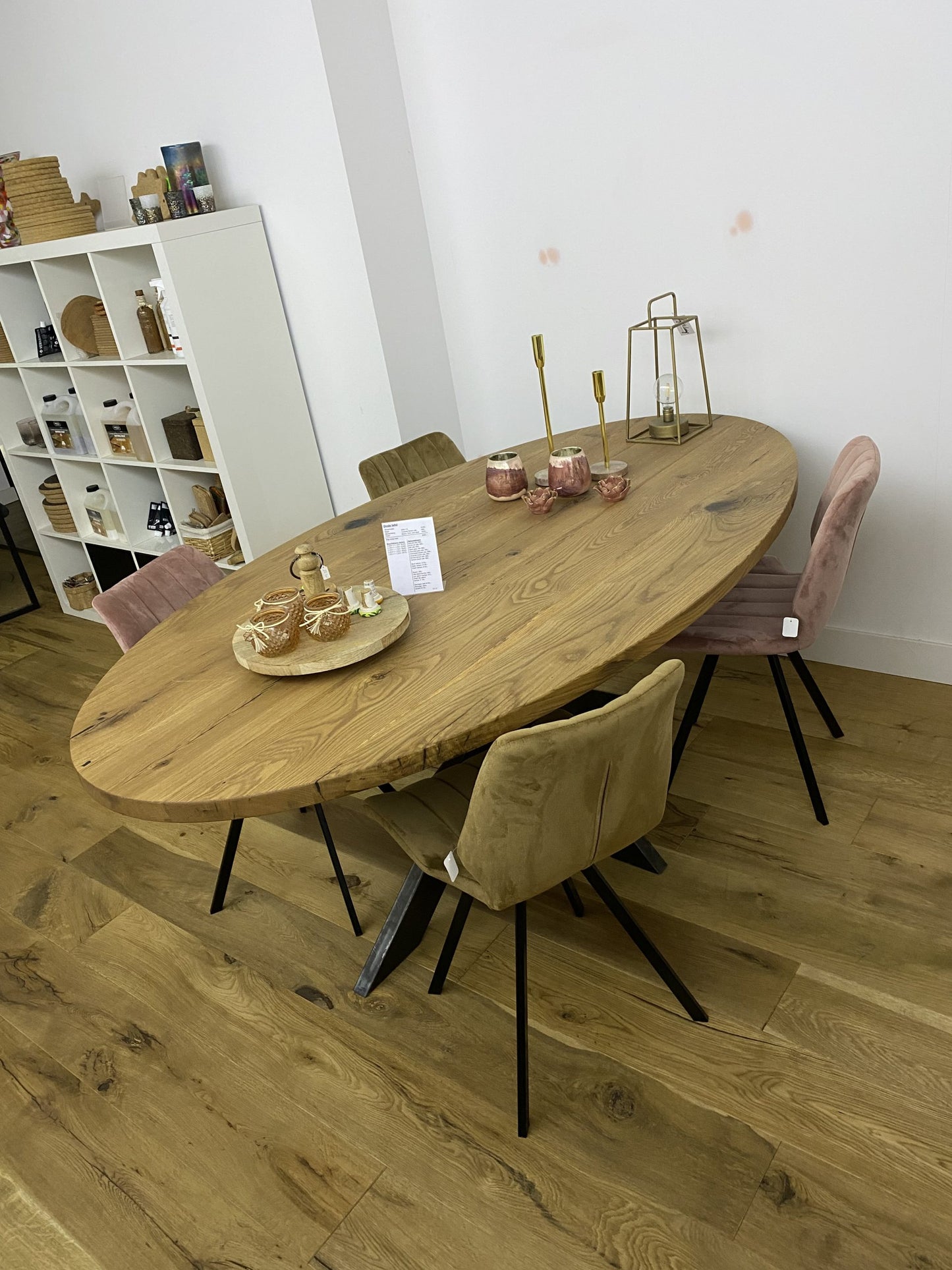 Ovale eiken tafel met grote poot en vier stoelen