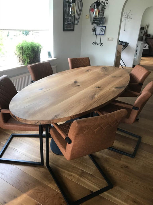 Ovale eiken tafel met grote poot en zes stoelen