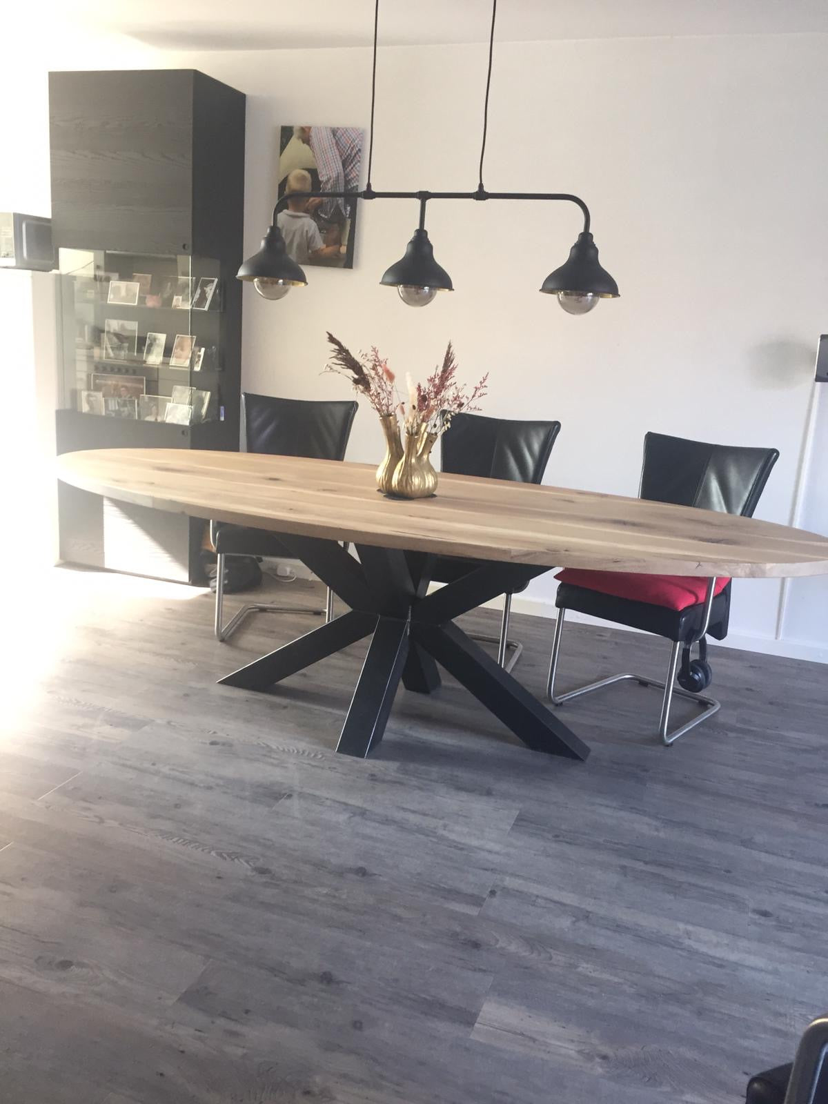 Grote ovale eiken tafel met grote poot en drie stoelen