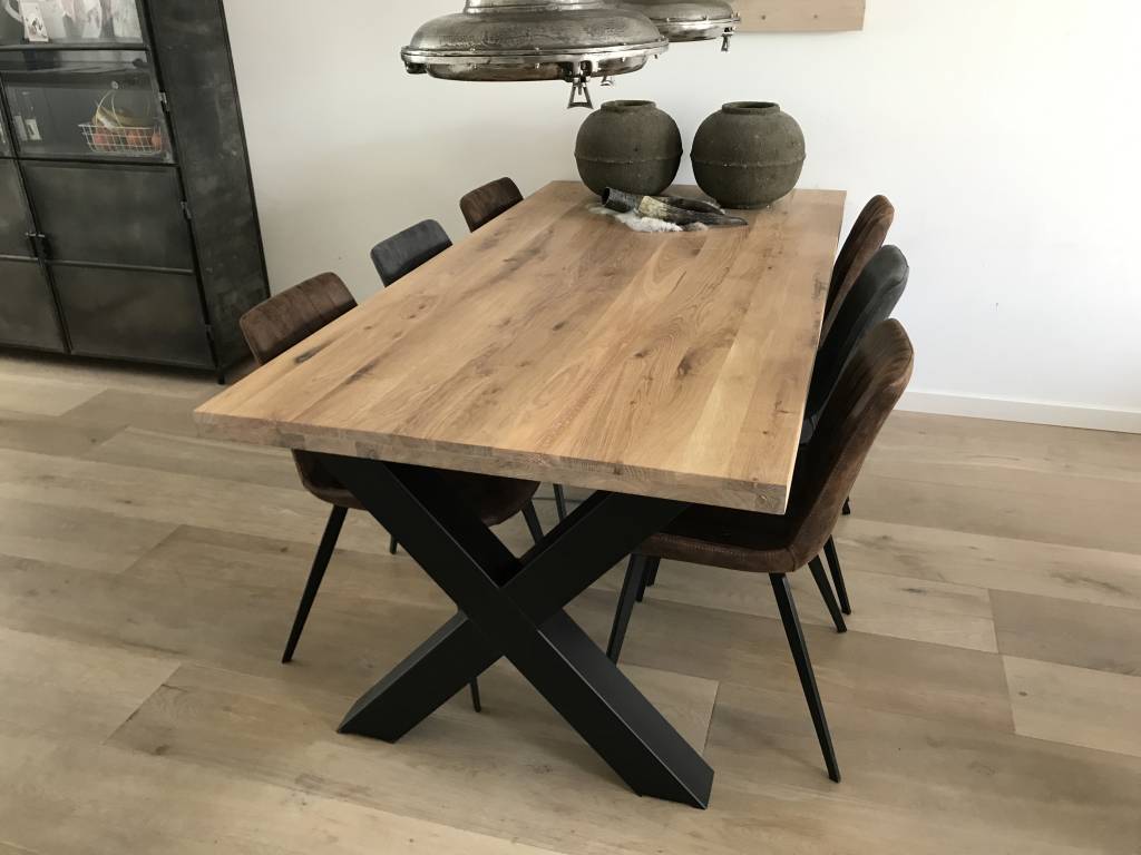 Eiken rechte eettafel met x-frame poten en zes stoelen 