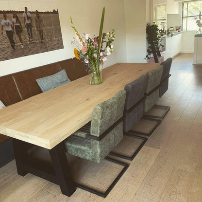Eiken rechte eettafel met A-frame poten en acht stoelen 