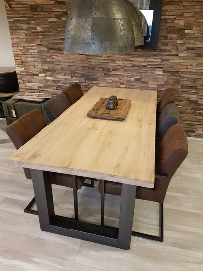 Eiken rechte eettafel met u-frame poten en zes stoelen 