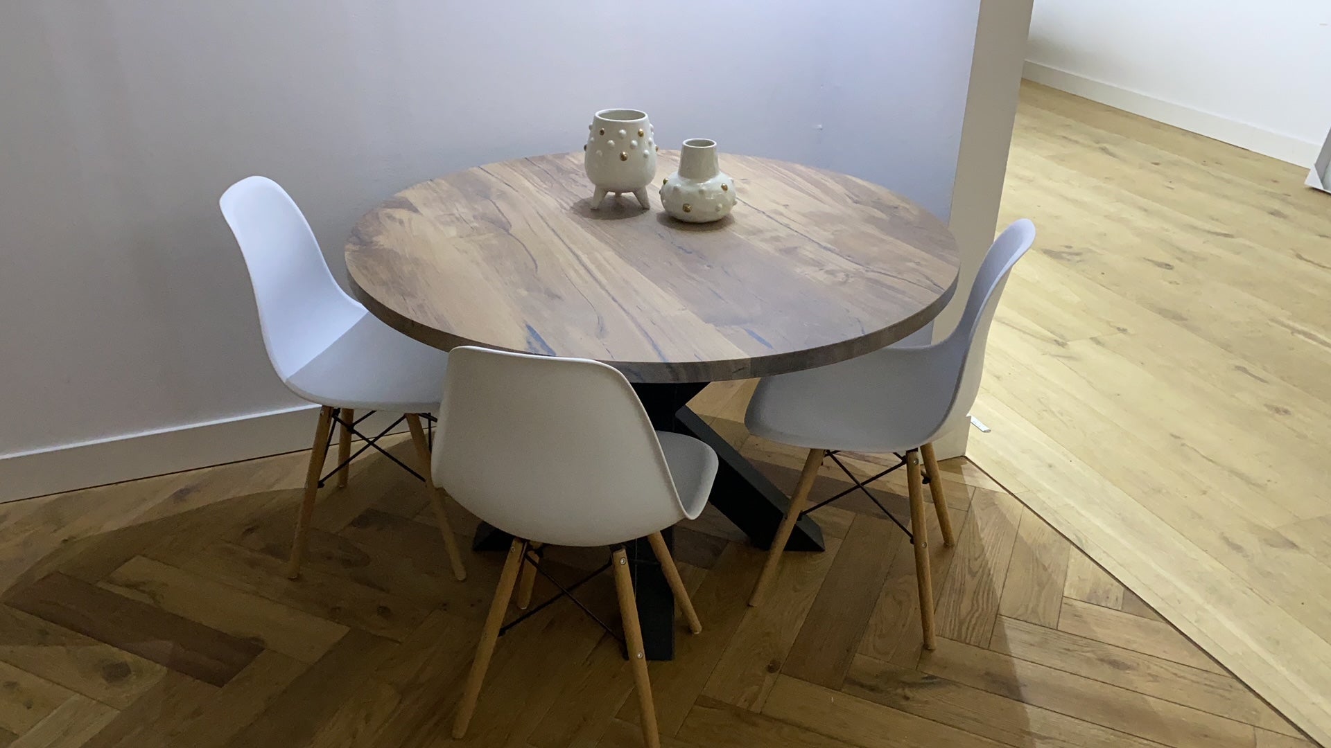 Eiken ronde eettafel met matrix-frame poten en drie stoelem