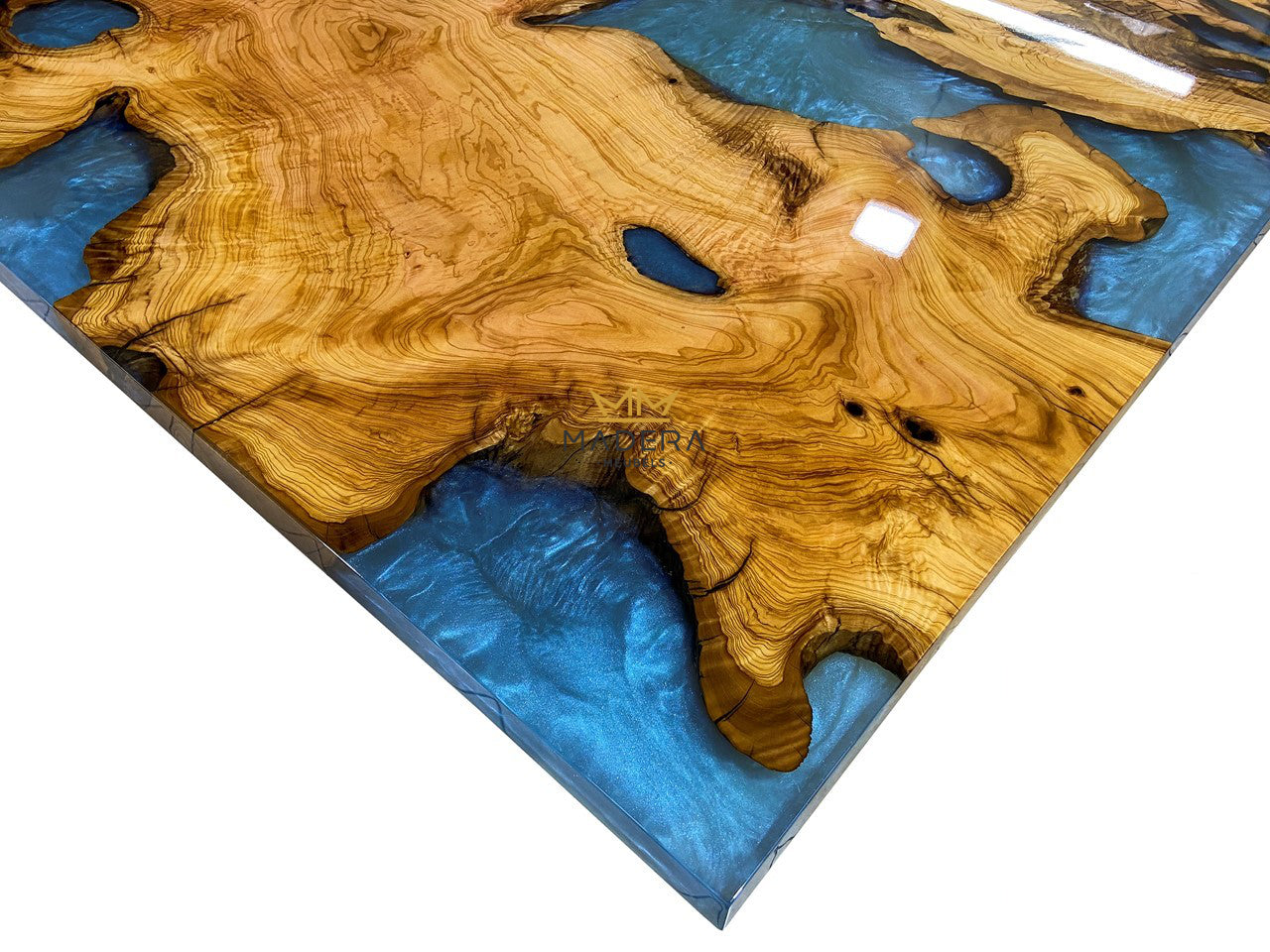 Rechte ocean epoxy eettafel met olijfhout tafelblad afwerking