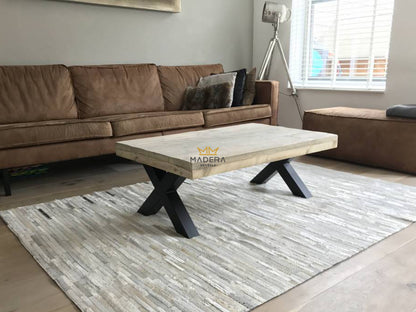 Salontafel van steigerhout met x-frame poten in ruimte