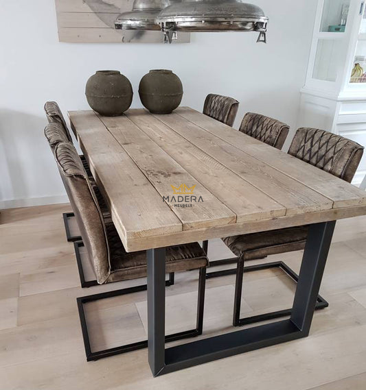 Eettafel van oud steigerhout met u-frame poten en zes stoelen 