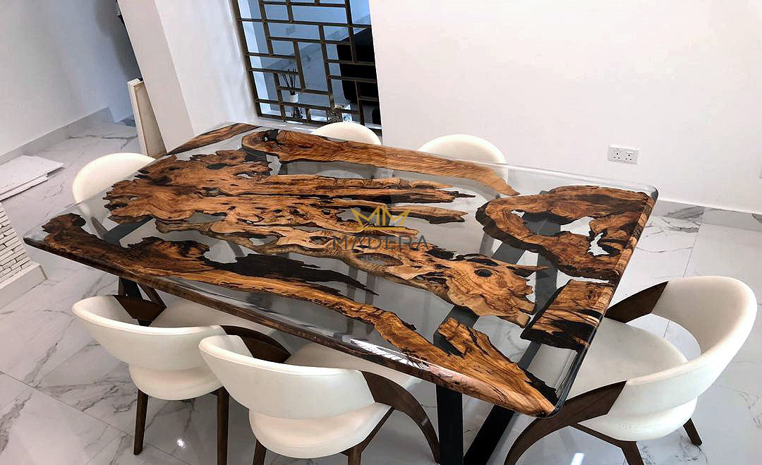 Rechte epoxy eettafel van olijfhout met gladde afwerking en zes stoelen